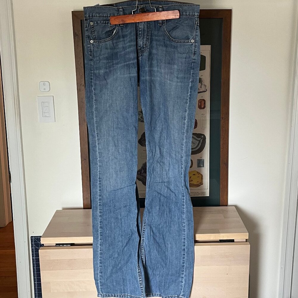 Medium wash Levi's 527 Bootcut 32x34
